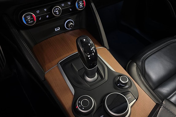 Alfa Romeo Stelvio 14 of 24