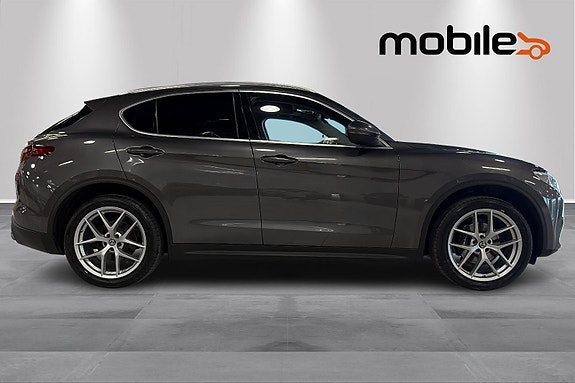 Alfa Romeo Stelvio 2 of 24