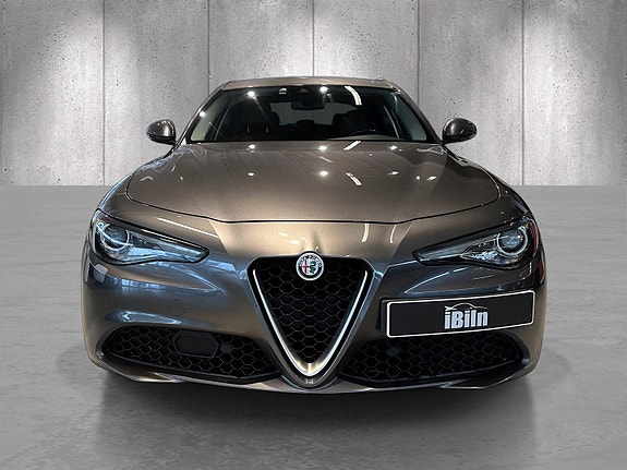 Alfa Romeo Giulia 3 of 5