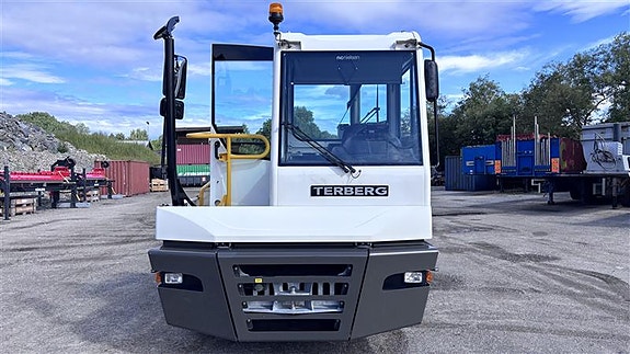 Terberg YT223 2 of 5