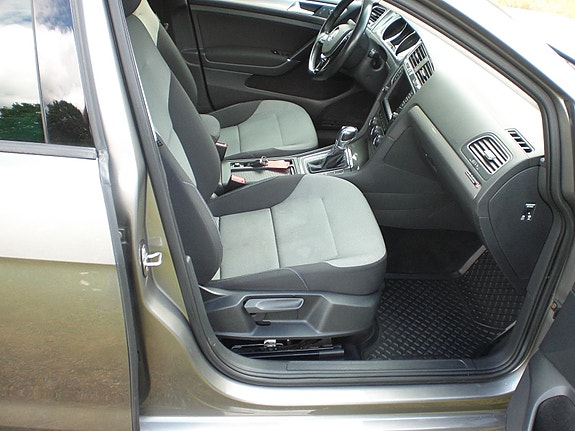 Volkswagen e-Golf VII 17 of 19