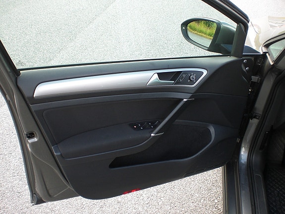 Volkswagen e-Golf VII 10 of 19
