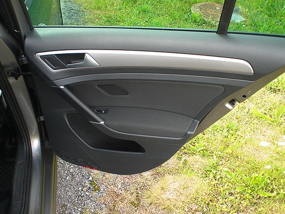 Volkswagen e-Golf VII 16 of 19