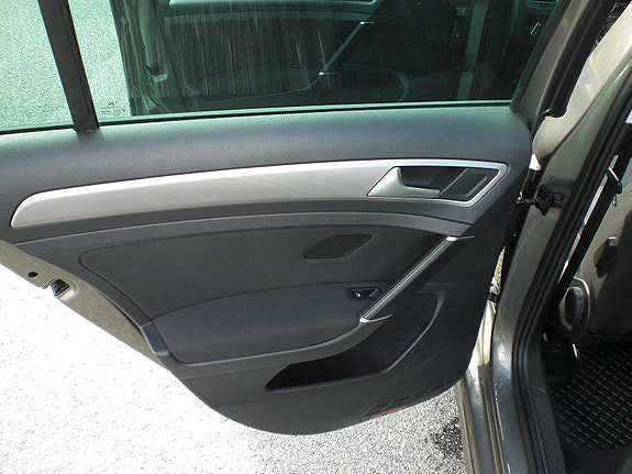 Volkswagen e-Golf VII 13 of 19