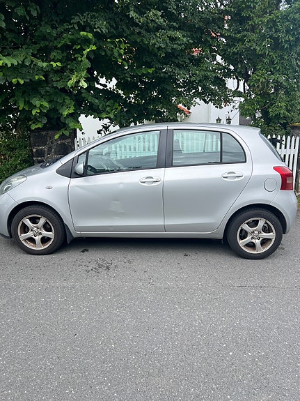 Toyota Yaris 2 of 5