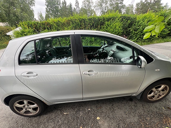 Toyota Yaris 3 of 5