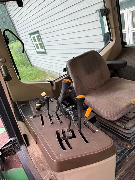 John Deere 6210 SE 3 of 5