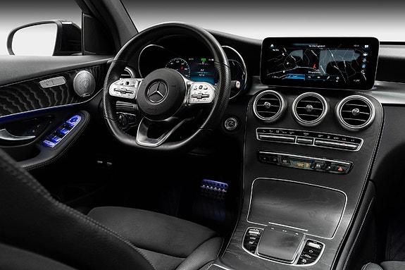 Mercedes-Benz GLC300 e 11 of 30
