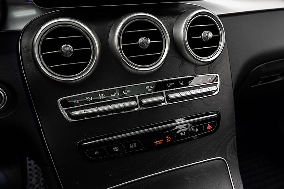 Mercedes-Benz GLC300 e 26 of 30