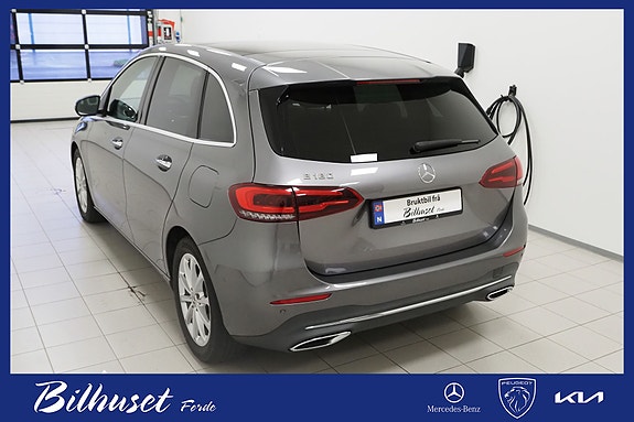 Mercedes-Benz B180 2 of 5