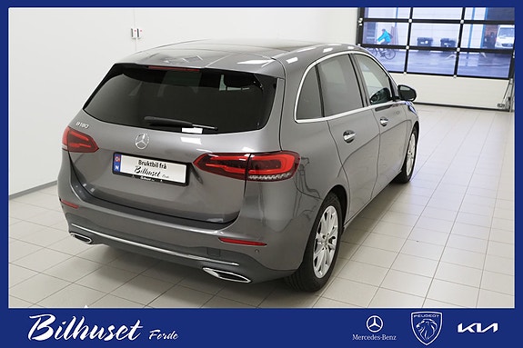 Mercedes-Benz B180 3 of 5