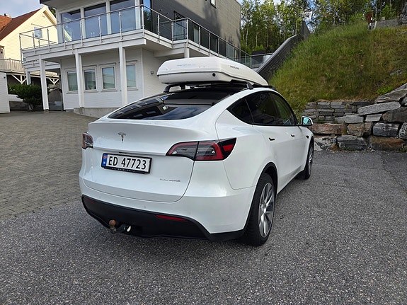 Tesla Model Y 10 of 21