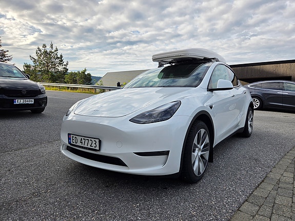 Tesla Model Y 15 of 21