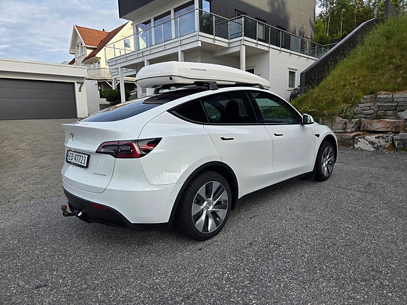 Tesla Model Y 9 of 21