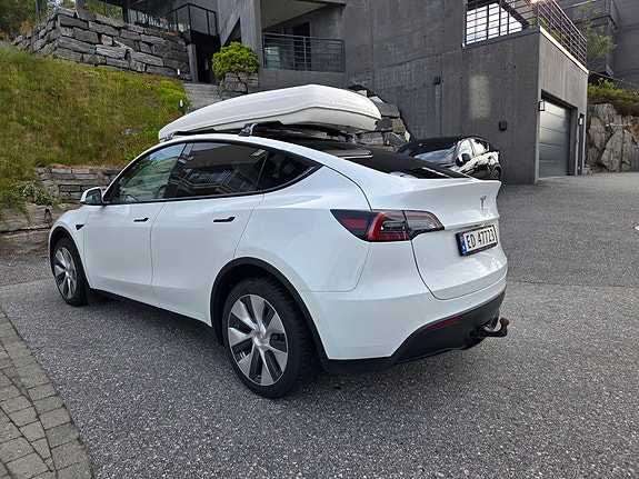 Tesla Model Y 14 of 21