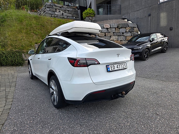 Tesla Model Y 13 of 21