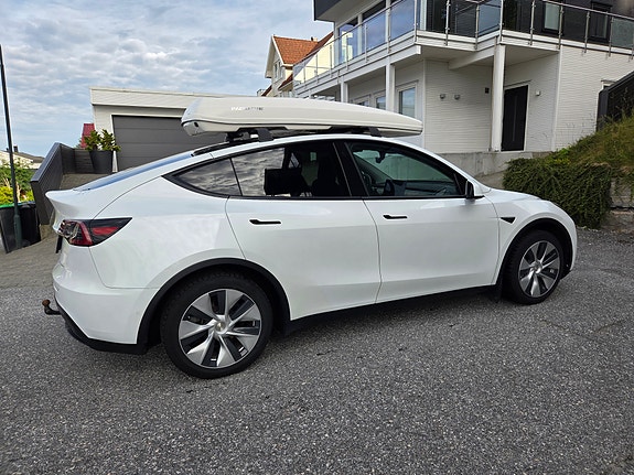 Tesla Model Y 8 of 21