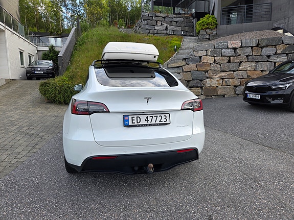 Tesla Model Y 12 of 21
