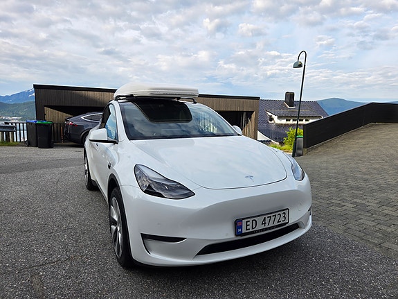 Tesla Model Y 4 of 21