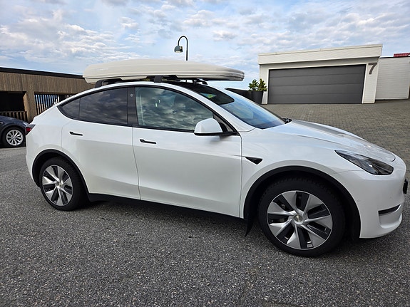 Tesla Model Y 6 of 21