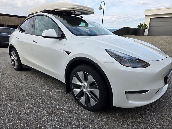 Tesla Model Y 16 of 21