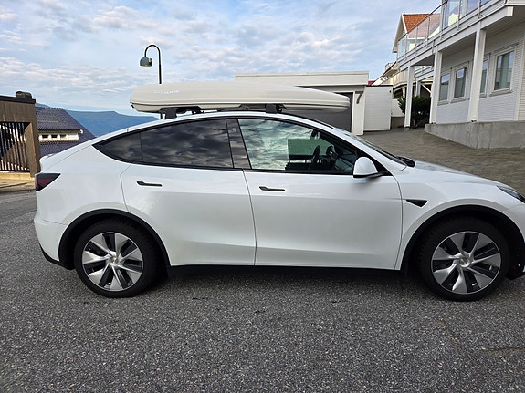 Tesla Model Y 7 of 21