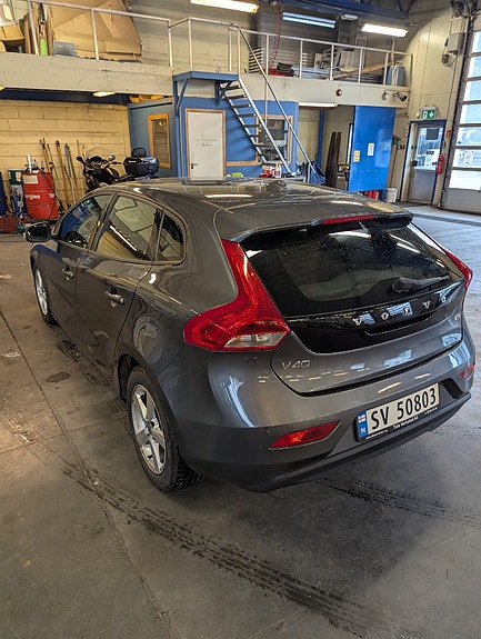 Volvo V40 2 of 5