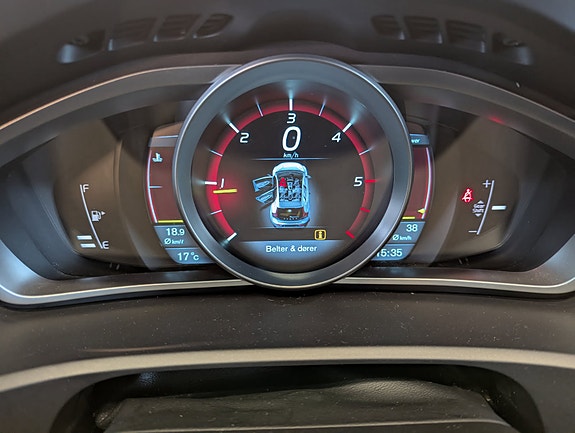Volvo V40 12 of 16