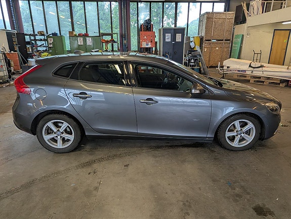 Volvo V40 4 of 5
