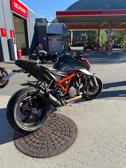 KTM 1290 Super Duke R 4 of 5