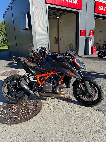 KTM 1290 Super Duke R 3 of 5