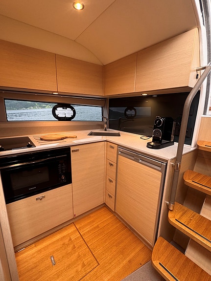 Nydelig V40 -22 modell, en eier fra ny, generator, hev/senk plattform, skipsreg 28 of 30