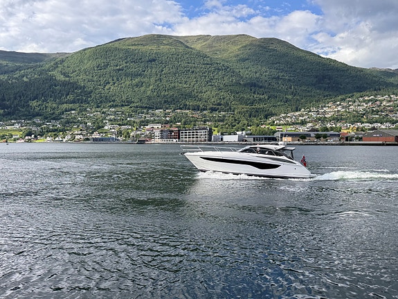 Nydelig V40 -22 modell, en eier fra ny, generator, hev/senk plattform, skipsreg 3 of 30