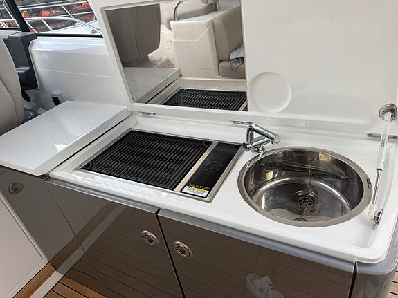 Nydelig V40 -22 modell, en eier fra ny, generator, hev/senk plattform, skipsreg 8 of 30