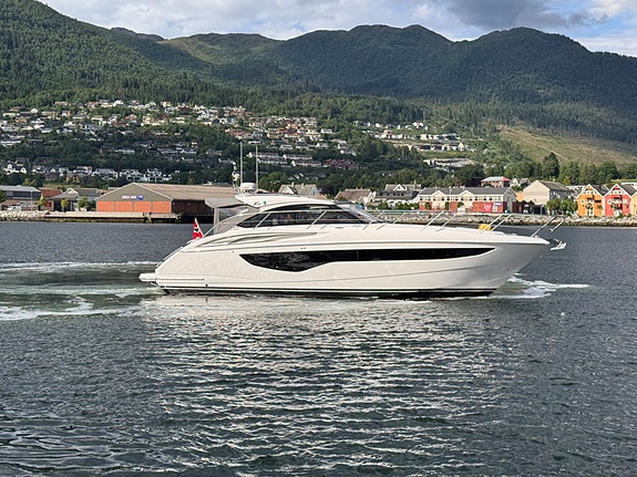 Nydelig V40 -22 modell, en eier fra ny, generator, hev/senk plattform, skipsreg 2 of 30