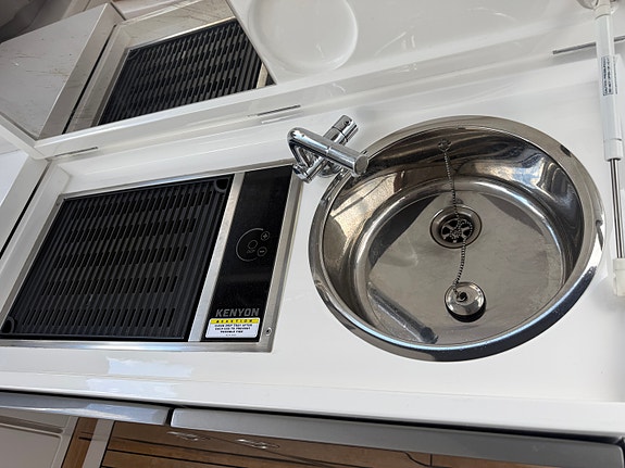 Nydelig V40 -22 modell, en eier fra ny, generator, hev/senk plattform, skipsreg 7 of 30