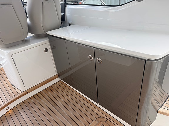 Nydelig V40 -22 modell, en eier fra ny, generator, hev/senk plattform, skipsreg 9 of 30
