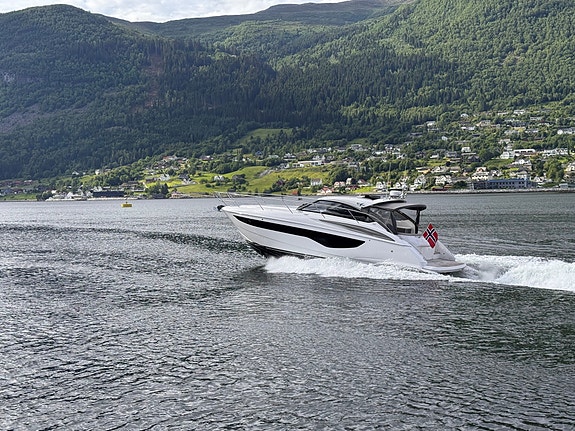 Nydelig V40 -22 modell, en eier fra ny, generator, hev/senk plattform, skipsreg 4 of 30