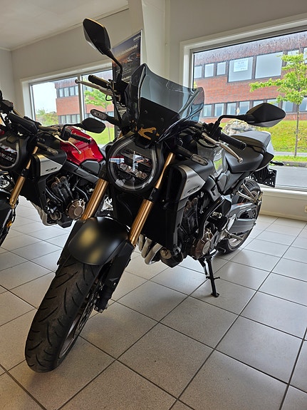 Honda CB650R  E-Clutch 3 of 4
