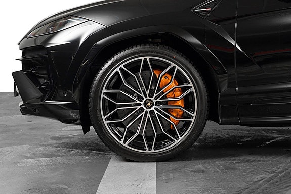Lamborghini Urus 4 of 5
