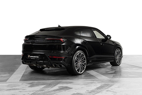 Lamborghini Urus 2 of 5