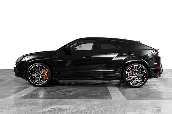 Lamborghini Urus 3 of 5