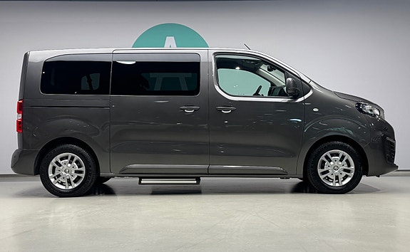 Peugeot e-Traveller 3 of 23