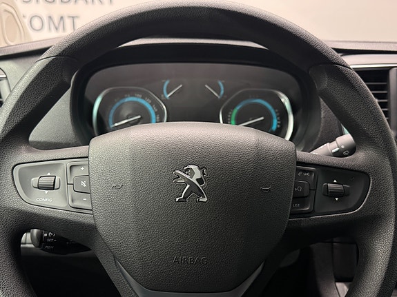 Peugeot e-Traveller 16 of 23