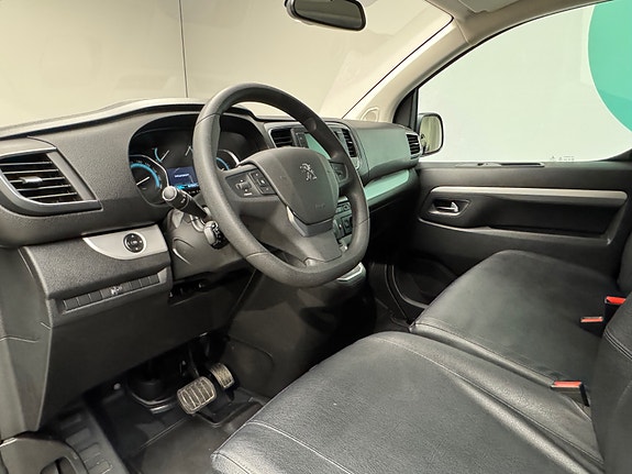 Peugeot e-Traveller 9 of 23