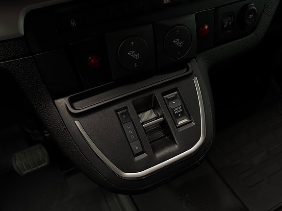 Peugeot e-Traveller 18 of 23