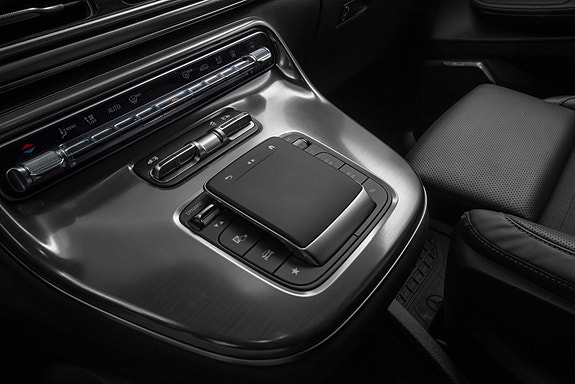 Mercedes-Benz V300 d 16 of 30