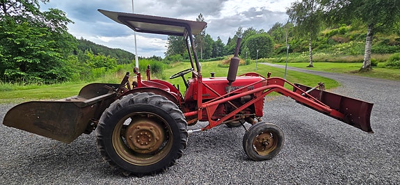 McCormick Farmall D-324 2 of 5
