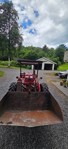 McCormick Farmall D-324 4 of 5