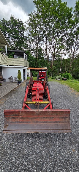 McCormick Farmall D-324 3 of 5